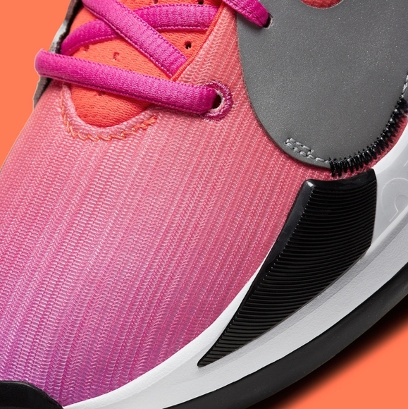 Nike Sneakers - Picture 4 of 17